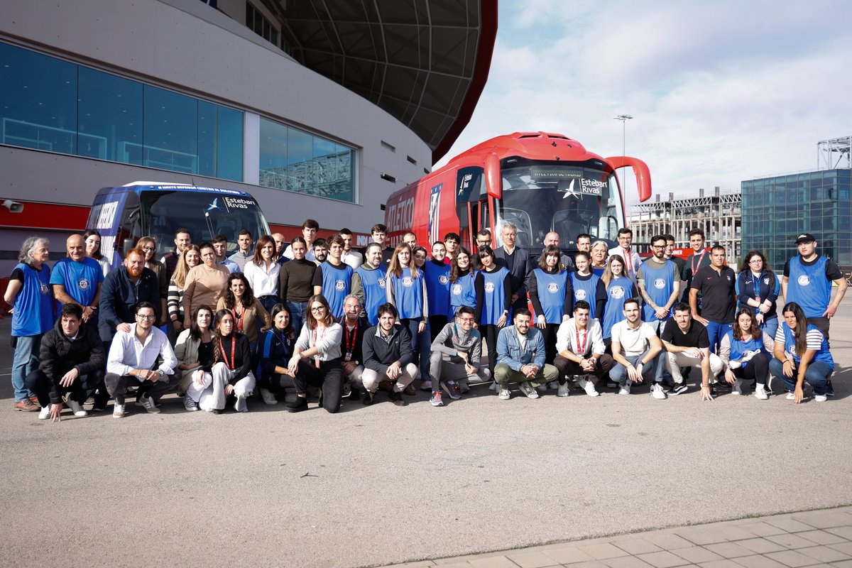 Atleti's tweet photo. Destino a Valencia ❤️

Las 55 toneladas de material que ayer donasteis ya están siendo transportadas en seis camiones, el autobús del primer equipo y un minibús de @AtletiFundacion hasta las inmediaciones de Utiel y Paiporta.

Voluntarios de la Fundación ayudarán en el reparto del material, que será distribuido entre las personas afectadas en coordinación con la Comunidad Valenciana y las autoridades de la zona. Además, colaboraremos junto con las instituciones locales para ofrecer nuestra ayuda y apoyo en las labores de limpieza.

¡Muchas gracias a todos!