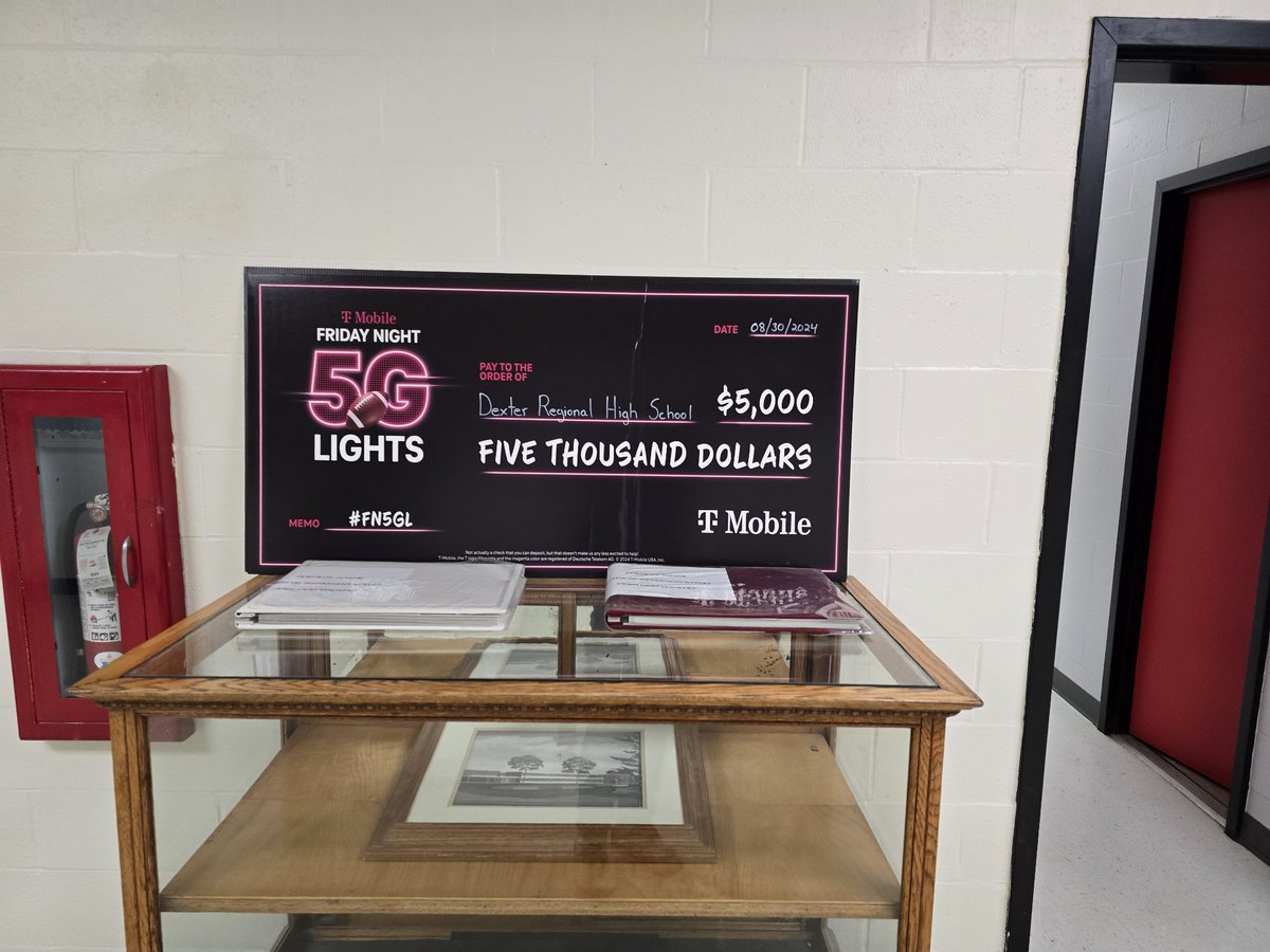 We had a great day getting to meet the Dexter Regional Football team! I am so happy they won the $5k grant in the #FridayNight5GLights program from <a href="/TMobile/">T-Mobile</a>! We look forward to a continued partnership with the community.