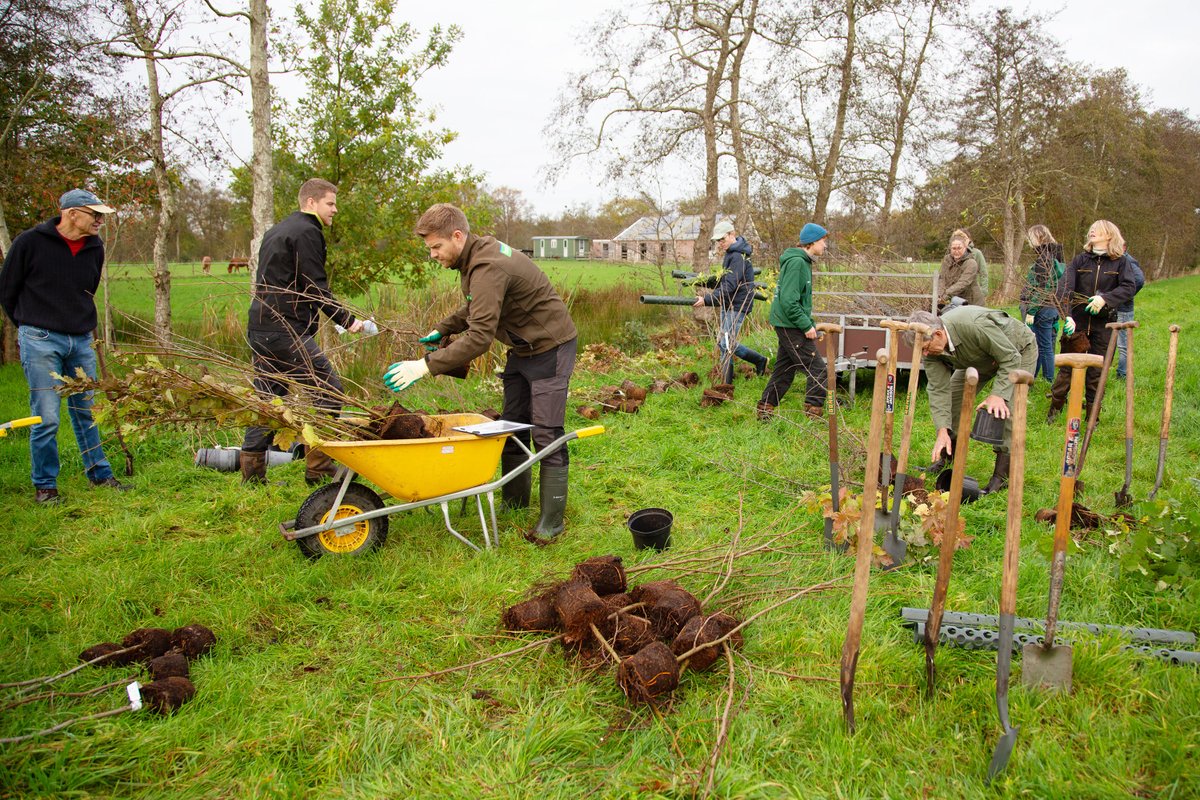 Wethouder Bert Nederveen stak afgelopen zaterdag samen met vrijwilligers de handen uit de mouwen om bomen en struiken bij Noordwijk te planten. Zo werken we samen met #BoerenNatuur aan behoud en herstel van ons waardevolle #coulisselandschap.