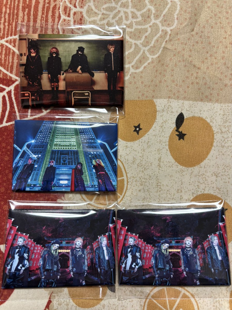 【交換】
キズ 武道館記念 POPUP STORE  歴代シングル集合A写缶バッジ

譲：G ヒューマンエラー
       M 雨男×2
       O 人間失格

求：A おしまい
       I 地獄
       L リトルガール
       N Bee-autiful days

郵送又は11/17神田での交換希望です。お気軽にリプライ又はDMからお願いします。