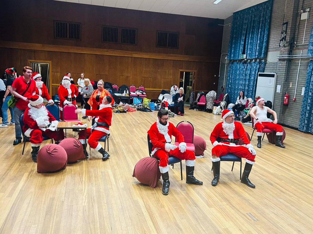 What's got these New York City Santas so glum? 🎅😣🍜 Book your tickets to help them feel #Sparklejollytwinklejingley again! 🎄🌟✨

🎫 Tickets from £15 - Book at thezodiac.org/elf-the-musica…
📅 Wed 13th - Sat 16th Nov
📍The Grange Theatre

#NobodyCaresAboutSanta #elfthemusical