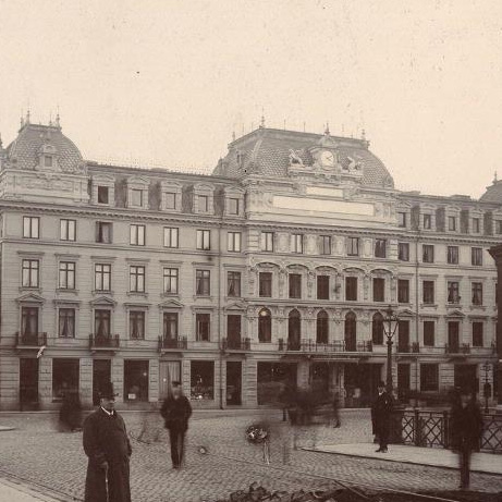 gatorochtorg's tweet photo. Hotellplatsen och Hotell Haglund.

Foto 1: 1888, Wilhelm Berg 
Foto 2: 2022, Google Maps https://t.co/d2o83wsDYp
