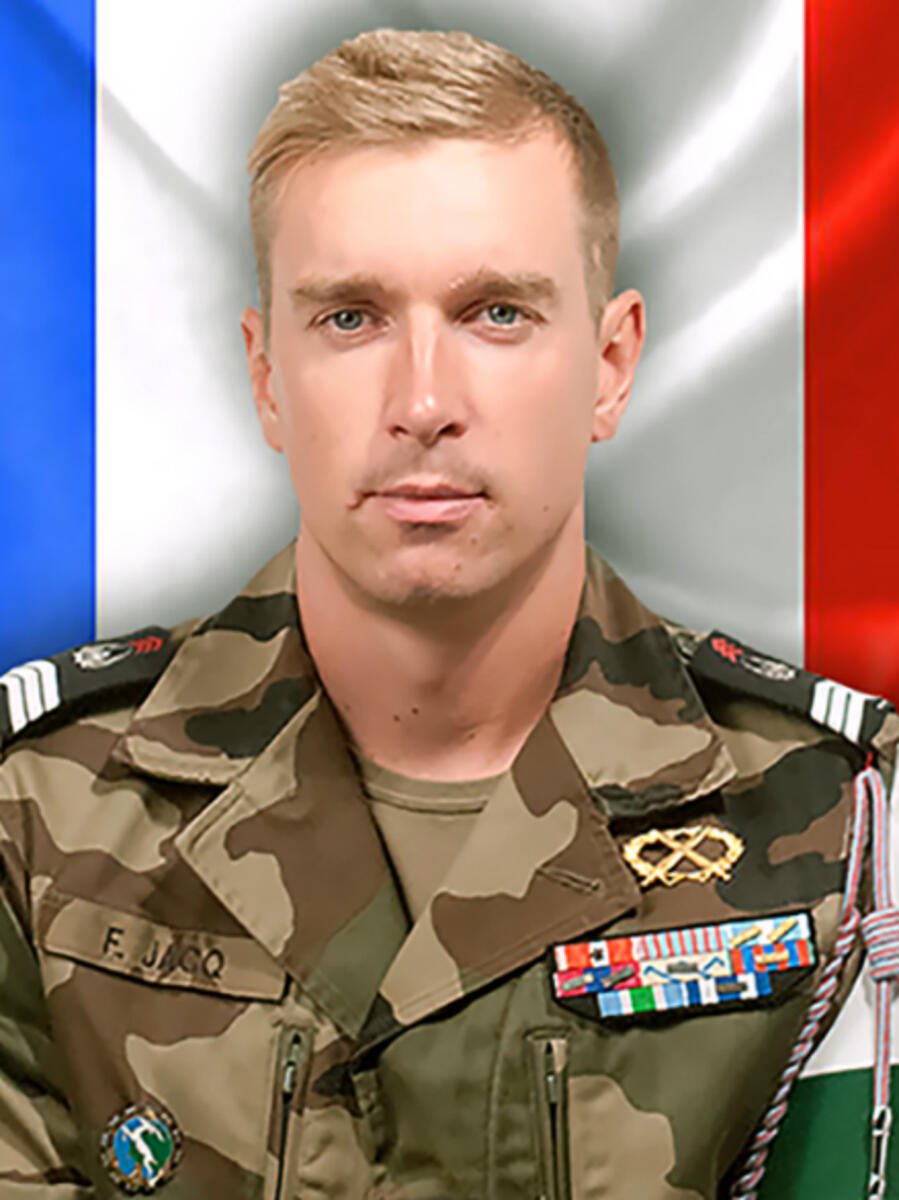 Fs_francaises_'s tweet photo. Devoir de mémoire🎗️

Le 4 novembre 2016, le maréchal des logis-chef Fabien Jacq du 515e régiment du train est décédé des suites des blessures reçues lors de l'explosion d'une mine au passage de son véhicule blindé en opération au nord du Mali.

Ne jamais oublier. 🖤 https://t.co/9ZeOtlyP7H