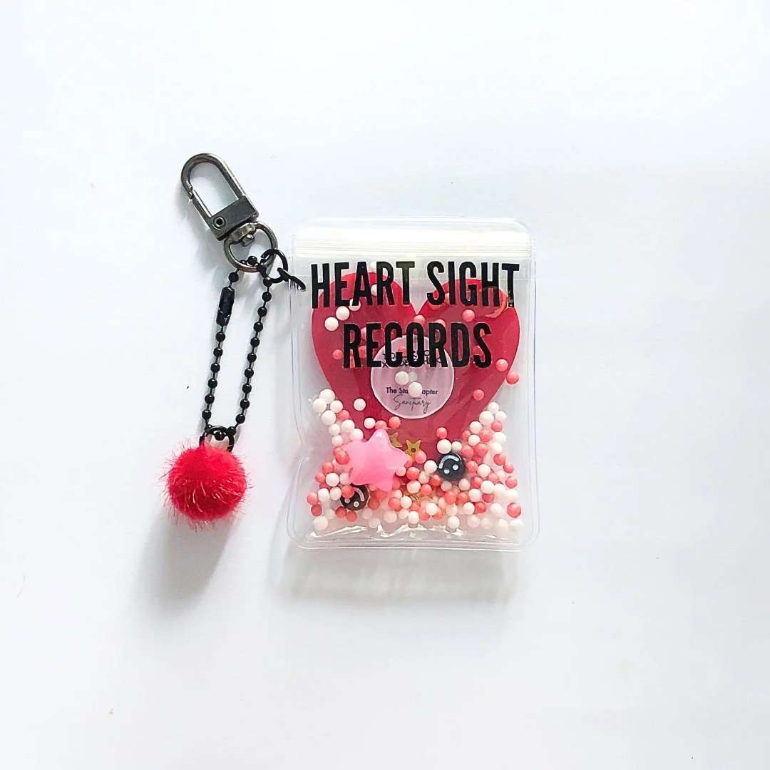 poppinstars_std's tweet photo. [ like &amp; repost really appreciated 🤍]
Mini Pouch Bagcharm
HEART SIGHT RECORDS ❤️💿
✅️ Free mini stickers dan random photocard konsep lover/angel ❤️🪽

🛒🍊 https://t.co/AXwNdwYVIp
#txt #moa #tomorrow_x_together #투모로우바이투게더 #fanmerch #kpopfanmade #TXT_SANCTUARY https://t.co/8yUHKWTEuA
