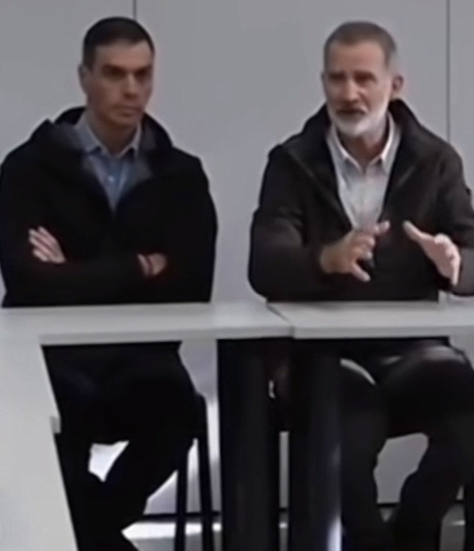 tatu470's tweet photo. La actitud lo dice todo, Sánchez es un meme. Misma actitud, cuando tu padre t echaba la bronca y tú estabas pero no estabas, pensando q acabe ya q quiero …, https://t.co/TJxDzRlAEw