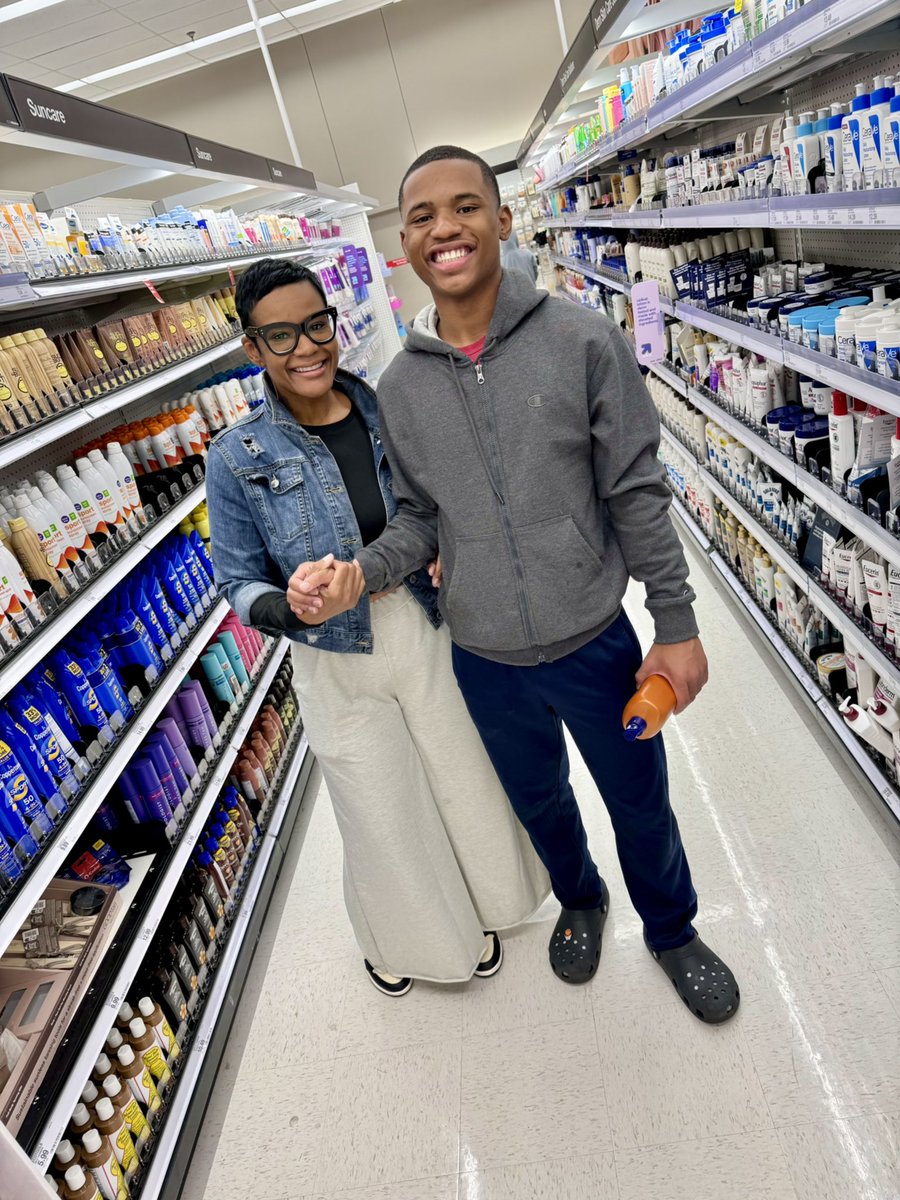 thahillsfamily's tweet photo. Got a chance to put my eyes on my favorite Son! So proud of this young man, grades on point and he is Making It Happen 📚🏀🦾 @Kristo2024 @KrisHills14 @MUSabres
#mkethpn #eatwellbutstayhungry #myfavoriteson
#broadviewkid https://t.co/orCKR5SeMd