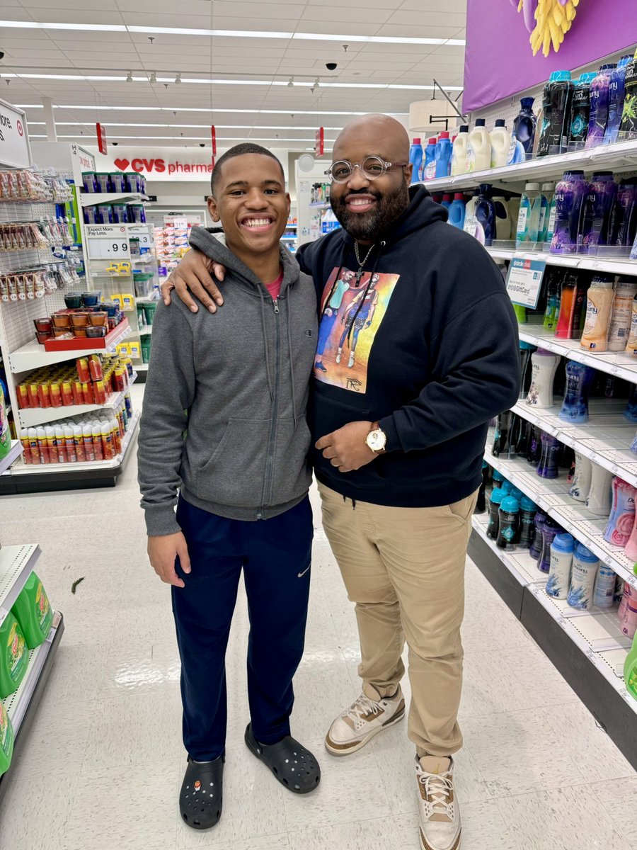 thahillsfamily's tweet photo. Got a chance to put my eyes on my favorite Son! So proud of this young man, grades on point and he is Making It Happen 📚🏀🦾 @Kristo2024 @KrisHills14 @MUSabres
#mkethpn #eatwellbutstayhungry #myfavoriteson
#broadviewkid https://t.co/orCKR5SeMd
