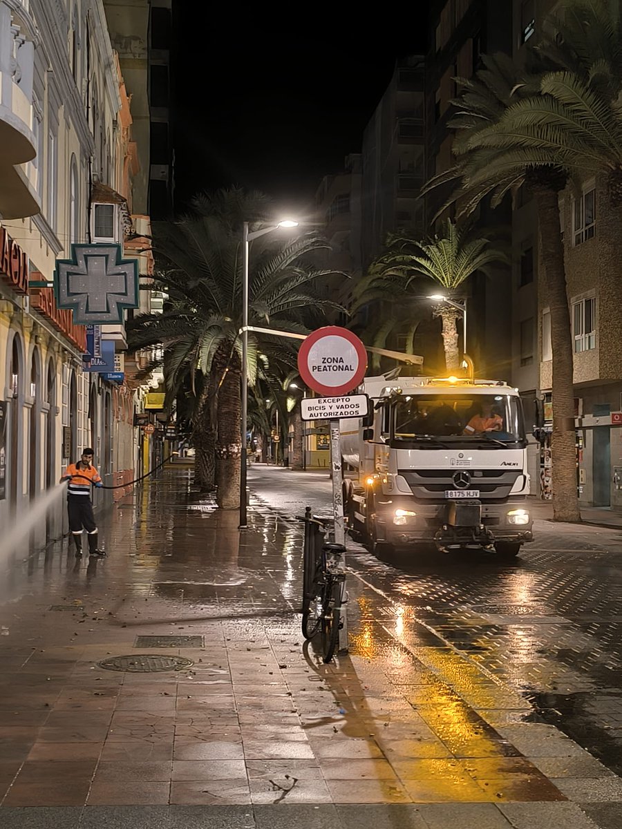 LimpiezaLPGC's tweet image. BALDEO
Trabajos nocturnos de #baldeo (manual y mecanizado) y limpieza con máquina #hidrolimpiadora (aceras y espacios ocupados por contenedores) en zona turística, calles: Luis Morote, Tomás Miller, Nicolás Estévanez, Secretario Artiles.