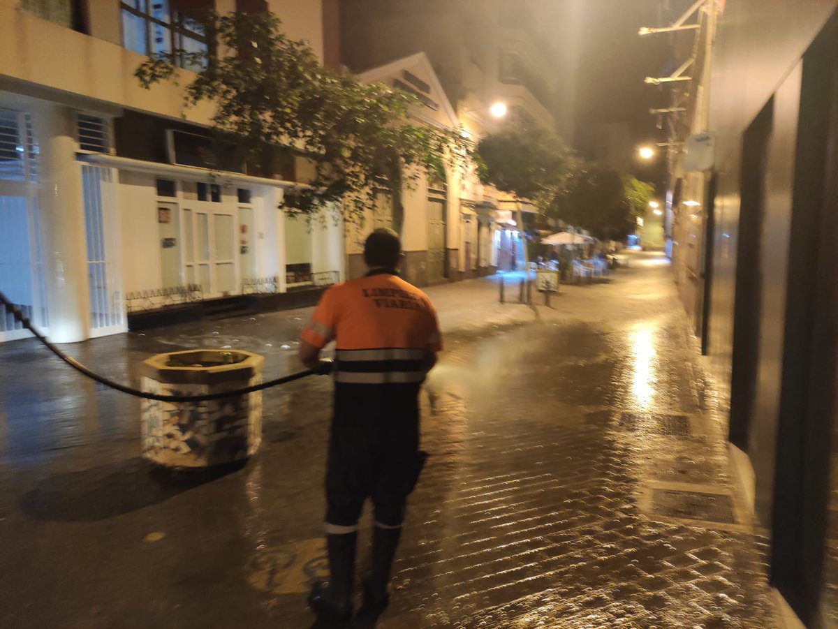 LimpiezaLPGC's tweet image. BALDEO
Trabajos nocturnos de #baldeo (manual y mecanizado) y limpieza con máquina #hidrolimpiadora (aceras y espacios ocupados por contenedores) en zona turística, calles: Luis Morote, Tomás Miller, Nicolás Estévanez, Secretario Artiles.
