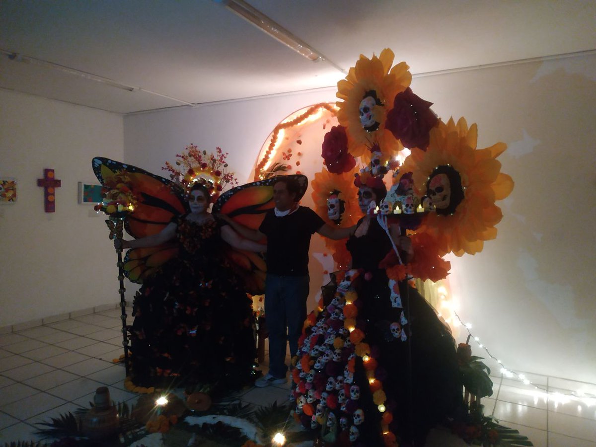 PaxxCultura's tweet photo. Otro año más que la catrina pasea por las calles de la #ColAtlas visitando altares en su camino que salió del #CCAtlas
Que no mueran las tradiciones. @culturagdl @PoliciaGDL @GuadalajaraGob @VeroDelgadilloG @PrisFrancoB #ArkedaCultura #TodoPorMéxico 🇲🇽 https://t.co/6wwUOgs9XO