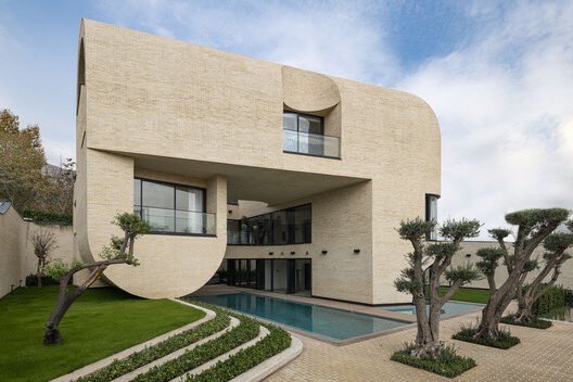 luusssso's tweet photo. The brickwork of this home in Iran coupled with courtyard overlooking the pool is pure perfection https://t.co/ADIDvNcCGN