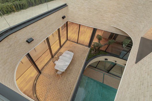 luusssso's tweet photo. The brickwork of this home in Iran coupled with courtyard overlooking the pool is pure perfection https://t.co/ADIDvNcCGN