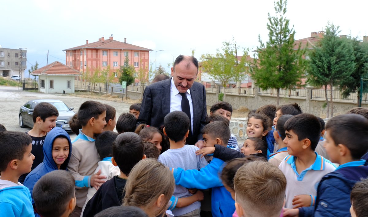 sirnakmem73's tweet photo. İl Millî Eğitim Müdürümüz Sayın Bilal Yılmaz ÇANDIROĞLU, Halk Eğitimi Merkezi ve İstiklal İlkokulunu ziyaret etti. Öğrencilerle yakından ilgilenen Sayın Müdürümüz sınıf ziyaretlerinin ardından öğretmenlerimizle bir araya geldi.

@tcmeb @Yusuf__Tekin @BirolEkici73 @bycandiroglu https://t.co/BBn7tWDDQz