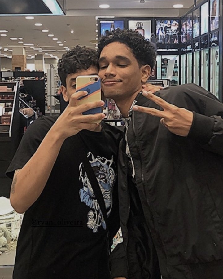 whoanv's tweet photo. Ela meio que fez essa pra nós, te amo edu! https://t.co/XElZOclncW