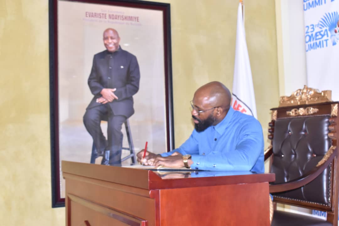 CeeacBurundi's tweet photo. 1. Ce Samedi le 2/11/2024,  Chef de Bureau de Liaison de la @CeeacBurundi,  @NkoRokuMeko a signé dans le livre d’Or mis à la disposition des Chefs de délégation à la fin du 23ème Sommet des Chefs d’Etat et de Gouvernement  @COMESA_HQ en tant que représentant du Président .... https://t.co/52ZbYywa9C