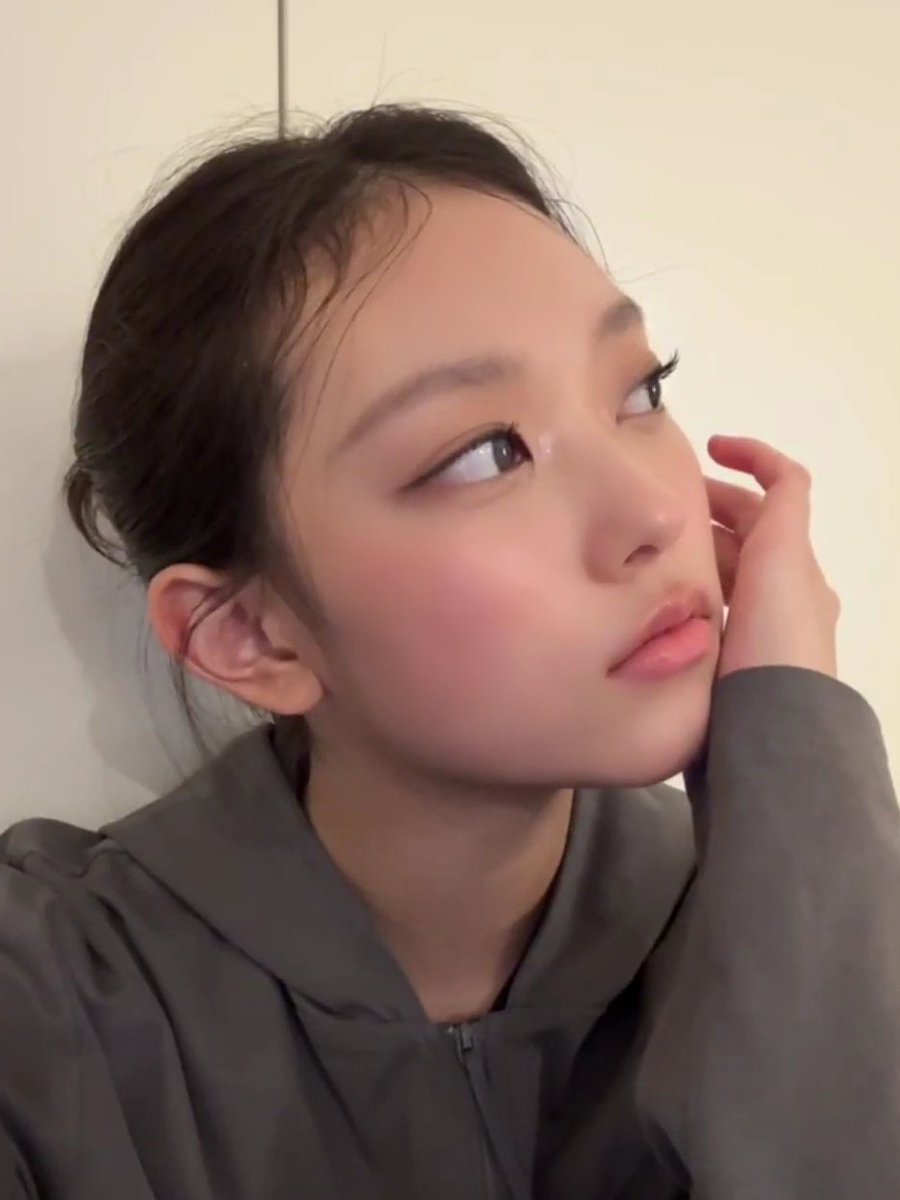 haerin in todays phoning live