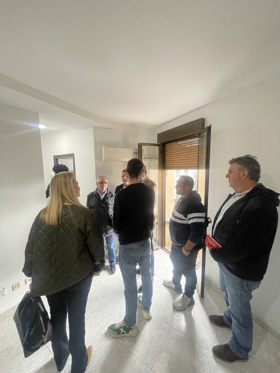 flarrosa's tweet photo. Visito les obres del projecte de masoveria urbana engegat per l'EMAU i la cooperativa @obrintportes al carrer Galera. 

Aquest mes hi entren a viure 6 joves. Promovem l'emancipació juvenil de la ciutat. https://t.co/N1Q2HIY4aC