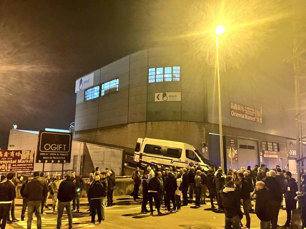 ELAIbaizNerbioi's tweet photo. Bizkaiko Grafikagintzako piketeetan gero ta langile gehiago:  Biolid &amp; Servigraf enpresetan egon gara #hitzarmen duina aldarrikatuz.

📢 BORROKAK DARRAI‼️

Cada vez más trabajadorxs en los piketes: hoy en Biolid y Servigraf luchando por un #convenio digno

📢 LA LUCHA CONTINÚA ‼️ https://t.co/TSZ4ylV9m1