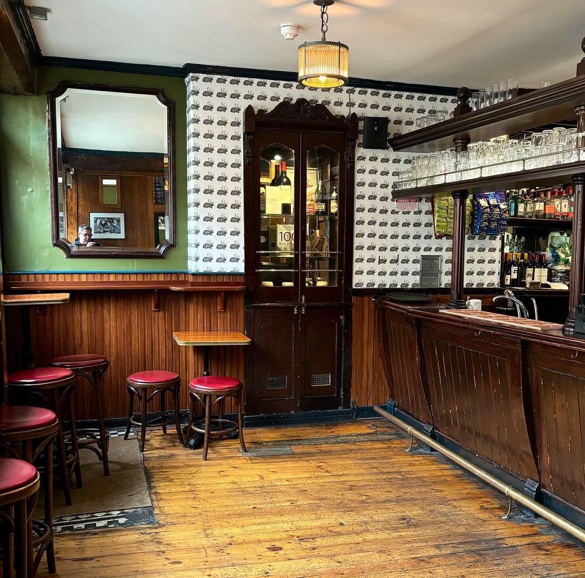 LondonPubMap's tweet image. A fine piece of cabinetry at The Jackalope in Marylebone. 

#Marylebone #pub