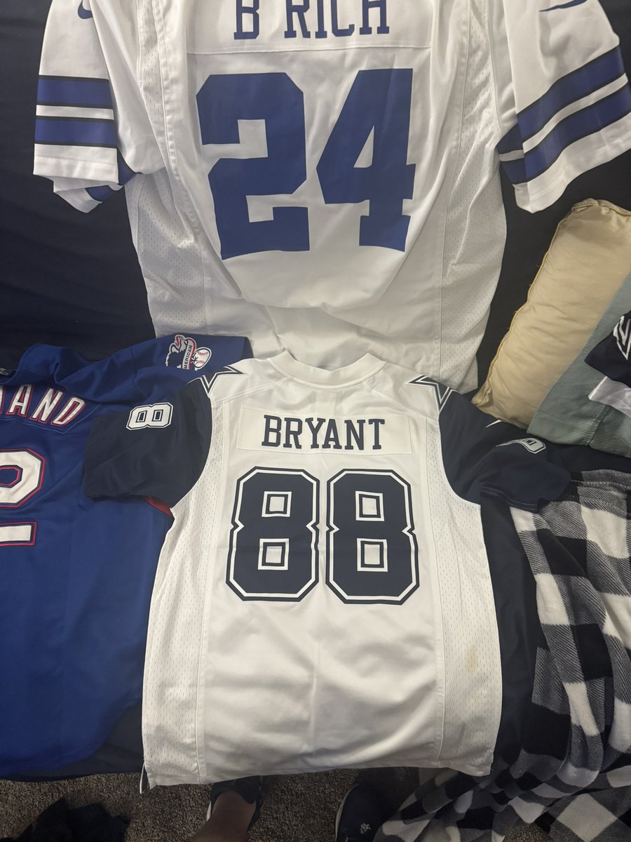 BRICH024's tweet photo. @DezBryant 
Can we figure out how I can get this to you and sign it for me ? I want to frame it like my Ware jersey. https://t.co/qsZfv7cySI