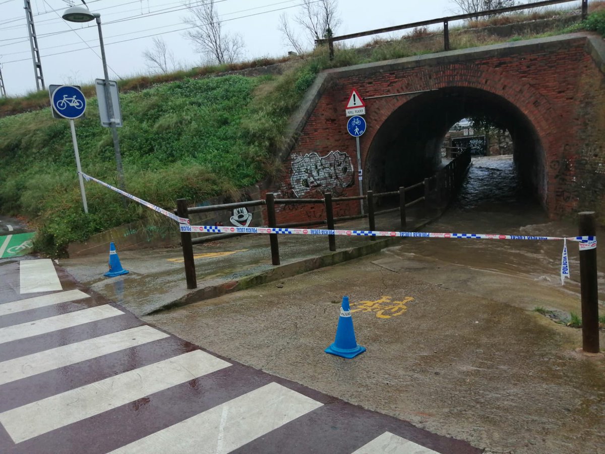 ajcardedeu's tweet photo. Activació Pla d'emergència #Cardedeu per Pla INUNCAT:
🔸 Tallat accés: pas soterrat Torrent Llibre, pont de la riera sota la via del tren, i carretera de les Aigües
🔸 Suspensió activitats esportives extraescolars
🔸 Avisos persones vulnerables
+ info: https://t.co/yKX7fZ0PnG https://t.co/Izk87md9CH