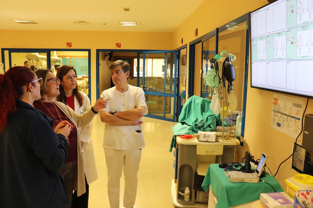 Hospital San Juan de Dios del Aljarafe (@hsjd_aljarafe) on Twitter photo 🖥️Hoy hemos tenido el placer de recibir a la delegada <a href="/SaludConsumoSe/">Delegación de Salud y Consumo en Sevilla</a> <a href="/ReginaSalteras/">Regina Serrano</a> para mostrarle nuestro innovador sistema de monitorización de cuidados, #MonPac, actualmente en uso en las áreas de Hospitalización, UCI y Observación de Urgencias
➡️bit.ly/3UBBsiR 🖥️Hoy hemos tenido el placer de recibir a la delegada <a href="/SaludConsumoSe/">Delegación de Salud y Consumo en Sevilla</a> <a href="/ReginaSalteras/">Regina Serrano</a> para mostrarle nuestro innovador sistema de monitorización de cuidados, #MonPac, actualmente en uso en las áreas de Hospitalización, UCI y Observación de Urgencias
➡️bit.ly/3UBBsiR