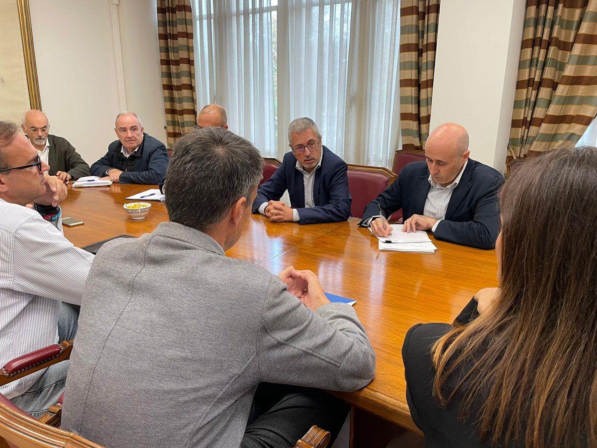 Transición Ecológica y Reto Demográfico (@mitecogob) on Twitter photo 🟢 <a href="/Moran_Fernandez/">Hugo A Morán Fdez.</a> se ha reunido con los operadores de agua para valorar necesidades a corto, medio y largo plazo
► En la sede de <a href="/CHJucar/">Confederación Hidrográfica del Júcar</a>
Buscamos soluciones para restablecer el suministro a todas las personas afectadas por la #DANA 🟢 <a href="/Moran_Fernandez/">Hugo A Morán Fdez.</a> se ha reunido con los operadores de agua para valorar necesidades a corto, medio y largo plazo
► En la sede de <a href="/CHJucar/">Confederación Hidrográfica del Júcar</a>
Buscamos soluciones para restablecer el suministro a todas las personas afectadas por la #DANA
