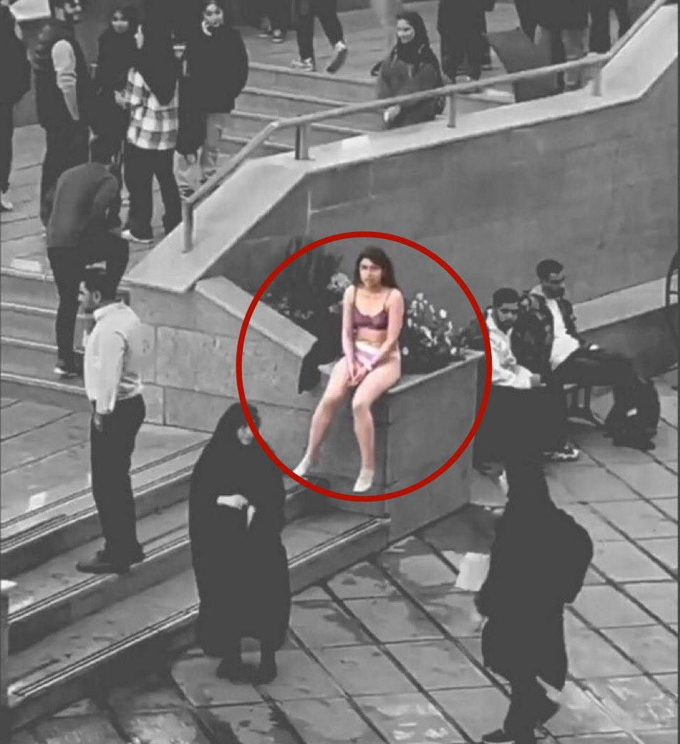 ईरान में एक लड़की के विरोध स्वरूप नग्न होने की घटना पर अंतरराष्ट्रीय स्तर पर बहस छिड़ गई है, और इस मुद्दे पर कुछ बीजेपी समर्थक भी न्याय की मांग कर रहे हैं। यह देखकर एक सवाल खड़ा होता है कि वे एक विदेशी महिला के लिए तो इतना संवेदनशील रवैया अपना रहे हैं, लेकिन जब अपने देश, अपने