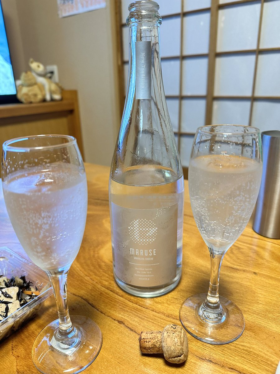 ginpikari's tweet photo. 八丈島とお別れした翌日の今夜。八丈島の余韻に浸ってます🥂
八丈島恋し♡

#musashiokuyama 
#maruse
#八丈レモン https://t.co/NupDl7MFFQ