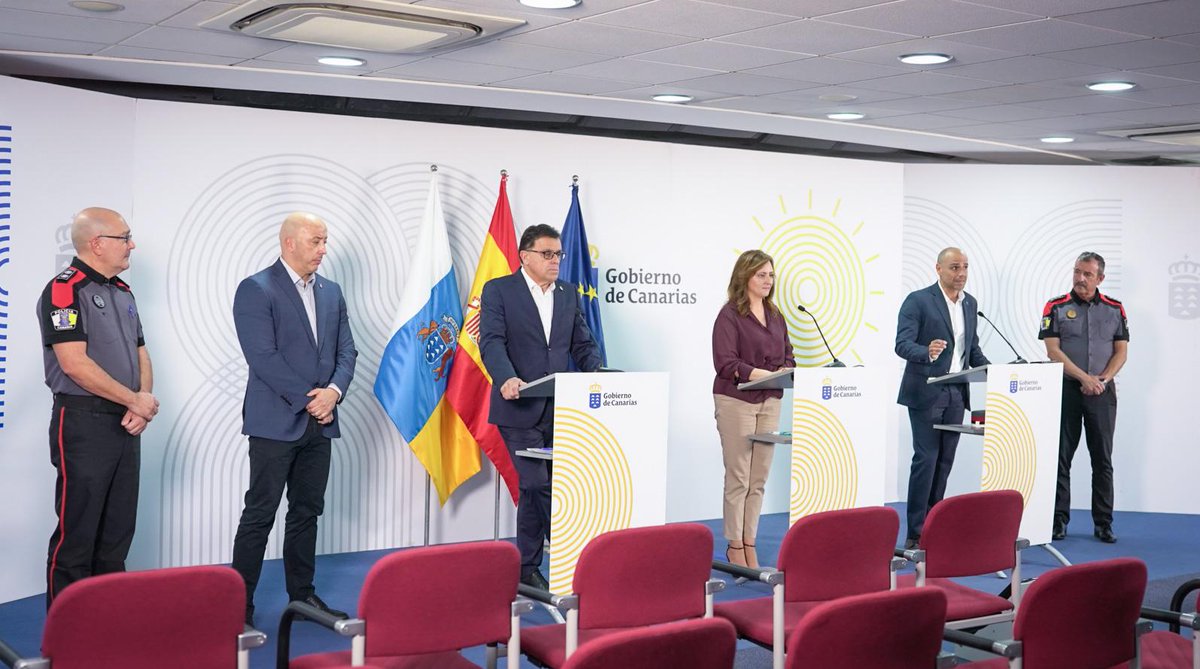PresiCan's tweet photo. 🔵 Ya en directo la rueda de prensa para informar de los asuntos acordados en el Consejo de Gobierno. Comparece el portavoz del Gobierno @alfonso_cabello y le acompañan la consejera de @AdmPcasGobcan,  @LadyBarretoHdez y el consejero de @territoriocan_, Manuel Miranda. https://t.co/VXYOZDXidt