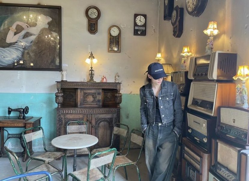 A nostalgic lane to a place where all the antiques are set, smells like the dust of 1980s, and old paintings are all over the walls? You know who to count. Like walking down the memory path where everything’s used to be as traditional as it seems.