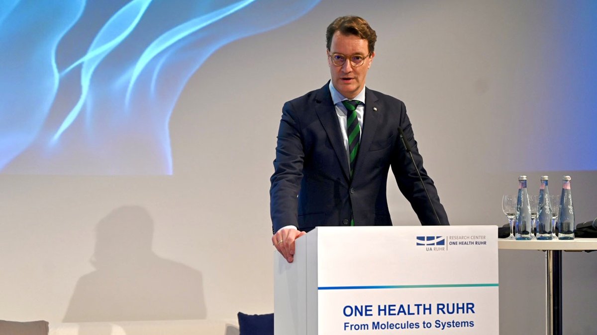 Eröffnung des Research Centers #OneHealth Ruhr durch Ministerpräsident <a href="/HendrikWuest/">Hendrik Wüst</a> und NRW-Wissenschaftsministerin Ina Brandes! 🥳Hier werden die Wechselbeziehungen zwischen menschlicher Gesundheit und #Umweltgesundheit erforscht. uni-due.de/2024-11-04-ero…
📸RUB/Katja Marquard