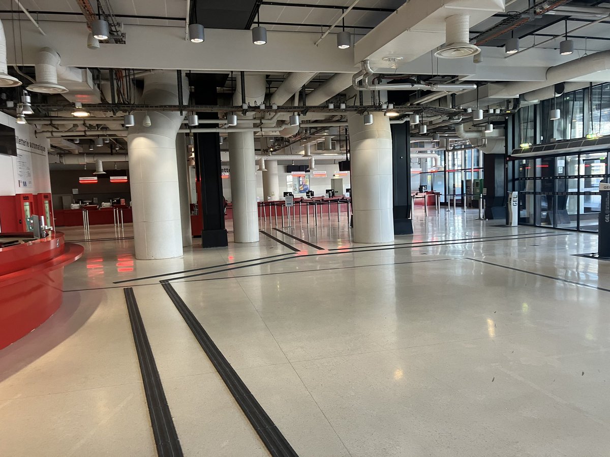 Moment suspendu dans la Cité des Sciences vide de public pour préparer le workshop #VilledAvenir avec les M2 <a href="/EspaceMilieux/">Espace & Milieux</a> de <a href="/univ_paris_cite/">Université Paris Cité</a>, DSAA alternatives urbaines et M2 TES <a href="/univ_spn/">Université Sorbonne Paris Nord</a> 
#VilledAvenir