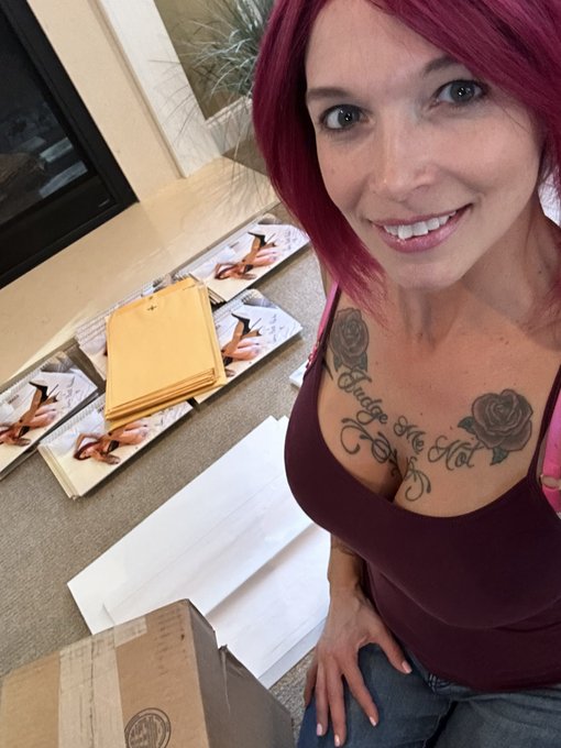 International fans! Get your orders in for my Gifts to YOU ASAP!
I’m shipping international orders this