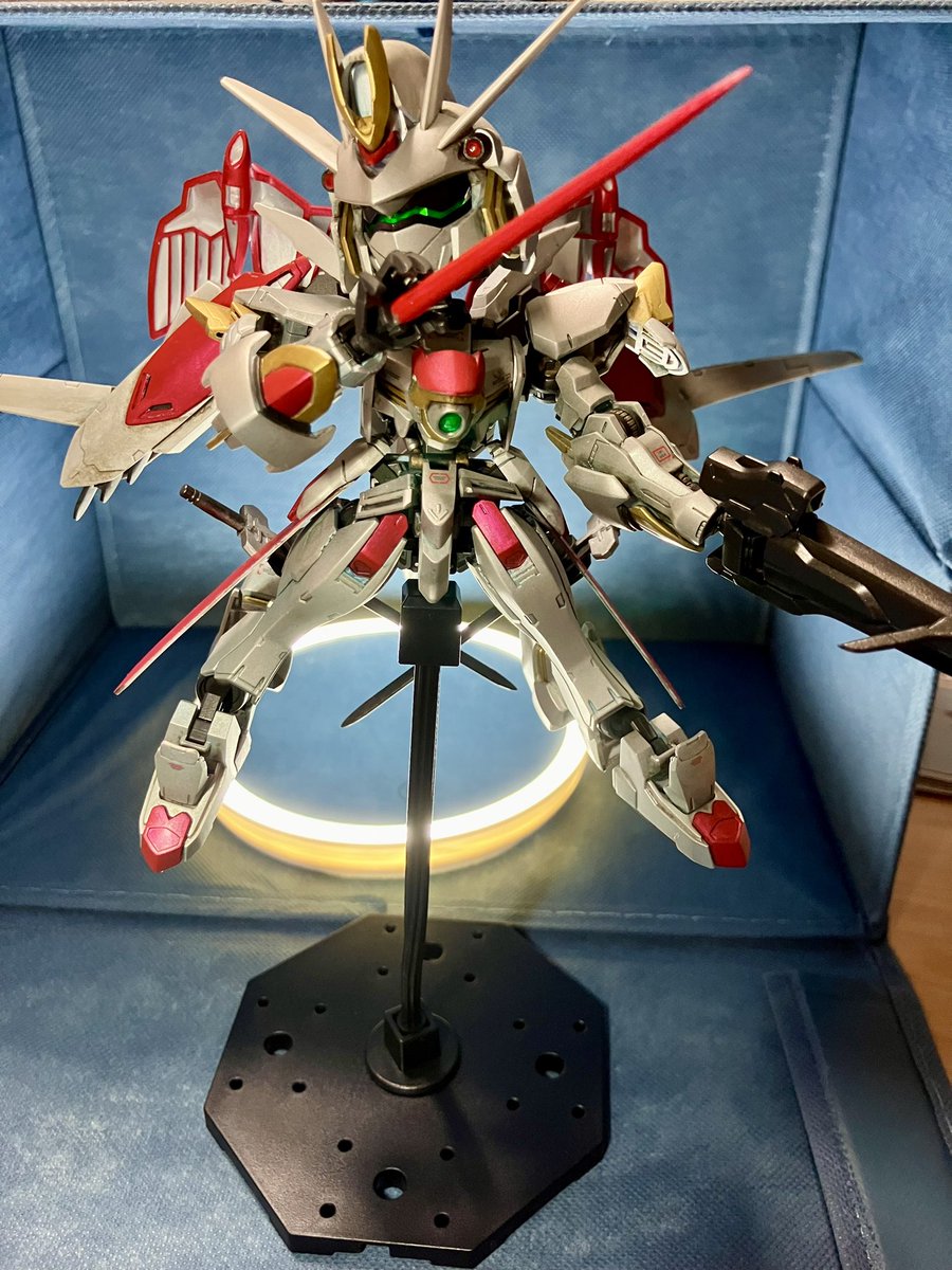syrr6's tweet photo. でーきた、できたー

虚飾の皇 レグルス•バエル

HGバエルとBBレギルスをミキシングしました
（百均パーツとボールデンとプラ板とパテ使用、デカールはHIQとガイア）
短縮は腰脚だけです
手首はBBで接続変更
塗装はエアブラシと筆塗りとスポンジ
可動は脚はほぼしに　笑
#ガンプラ
#鉄血
#AGE https://t.co/ApMVjKnTuq