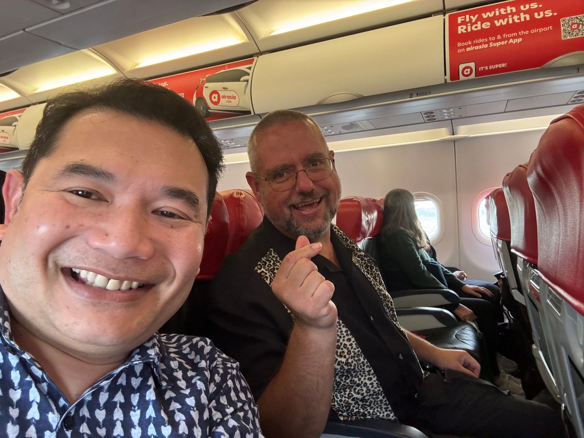 rafiziramli's tweet photo. Saya jarang ambil gambar atas kapal terbang. 

Tapi gambar ini saya ingat perlu saya kongsi sebab ada cerita yang hebat di sebaliknya.

Mat Salleh sebelah saya ini namanya Gord, seorang rakyat Norway. Beliau dilahirkan dengan spina bifida, iaitu satu keadaan yang bersabit dengan tulang belakang dan saraf (boleh google spina bifida). Oleh sebab itu, beliau memang hadapi kesukaran berjalan sejak kecil dan menggunakan kerusi roda (atau bertongkat untuk bangun).

Beliau melawat Malaysia kerana hadir ke persidangan spina bifida antarabangsa.

Walaupun kelainan upaya, beliau adalah seorang profesional perubatan dan juga seorang pegawai undang-undang dalam bidang hak pekerja.

Paling istimewa, beliau pernah menjadi tenaga sukarela di sebuah hospital di Tebing Barat, Palestin bermula 1999. Beliau menjadi saksi sendiri kepada kesusahan rakyat Palestin.

Ujar beliau, rakyat Palestin adalah orang yang paling bersabar dan paling baik hatinya.

Walaupun mereka hidup dengan segala penderitaan, mereka lebih bimbangkan keadaan dan kesusahan Gord yang kelainan upaya sehinggakan beliau dilayan seperti VIP, sedangkan mereka bertaruh nyawa setiap hari.

Pembelaan nasib rakyat Palestin bukan soal agama, kaum, kepercayaan atau pun kelainan upaya dan darjat.

Ia soal yang menguji kemanusiaan kita. 

Insan seperti Gord telah lulus ujian kemanusiaan itu. Semoga kita juga turut lulus ujian kemanusiaan kita.