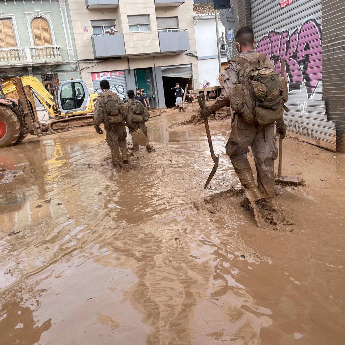 Armada_esp's tweet photo. Rescate. Reparto de alimentos. Desescombro. Limpieza. Aún queda mucho por hacer. Seguimos 💪
#SomosLaArmada🇪🇸⚓️ https://t.co/GoFm0WgfmQ