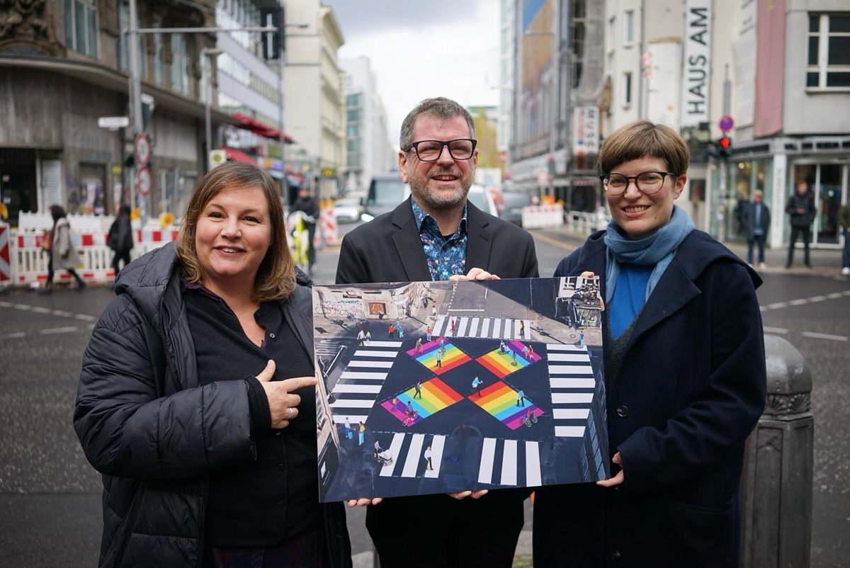 #Shibuya-Kreuzung am #CheckpointCharlie muss bleiben! Wir fordern zudem Diagonalquerungen in #Pride-Farben für ein neues Wahrzeichen für ein weltoffenes Berlin. /tk

#sicherunterwegs