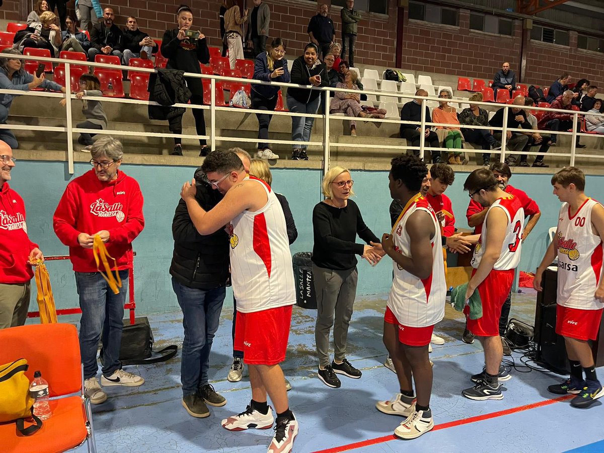 FCBQ_CatCentral's tweet photo. Dissabte es va viure una gran jornada de bàsquet inclusiu!
Felicitats a tots els jugadors/es per demostrar que el bàsquet és molt més que un esport:és una eina d'inclusió, superació i unitat. Sou exemple per a tothom!
@basquetsalle @ampansfundacio @basquetberga @cbvilasemontornes https://t.co/ZXIP7x62v3
