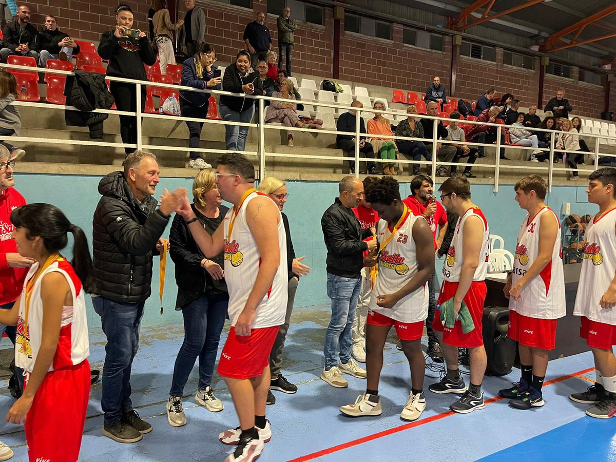 FCBQ_CatCentral's tweet photo. Dissabte es va viure una gran jornada de bàsquet inclusiu!
Felicitats a tots els jugadors/es per demostrar que el bàsquet és molt més que un esport:és una eina d'inclusió, superació i unitat. Sou exemple per a tothom!
@basquetsalle @ampansfundacio @basquetberga @cbvilasemontornes https://t.co/ZXIP7x62v3