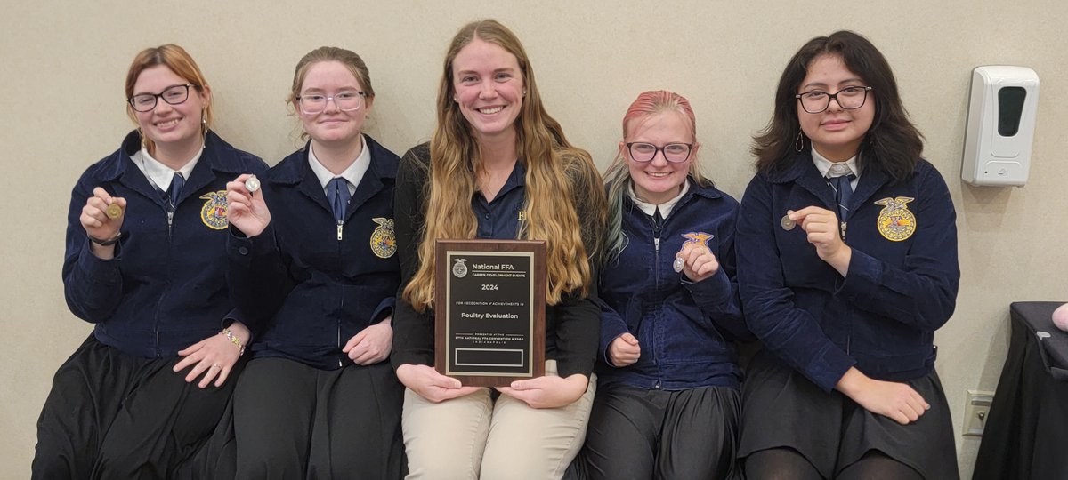 At the 97th National FFA Convention, the state winning Poultry Evaluation team from Southwest High School was recognized with a Silver Award. Congratulations, Southwest FFA! Read more about individual awards and the competition: ow.ly/z82p50TY9Qj
#GBAPSProud
