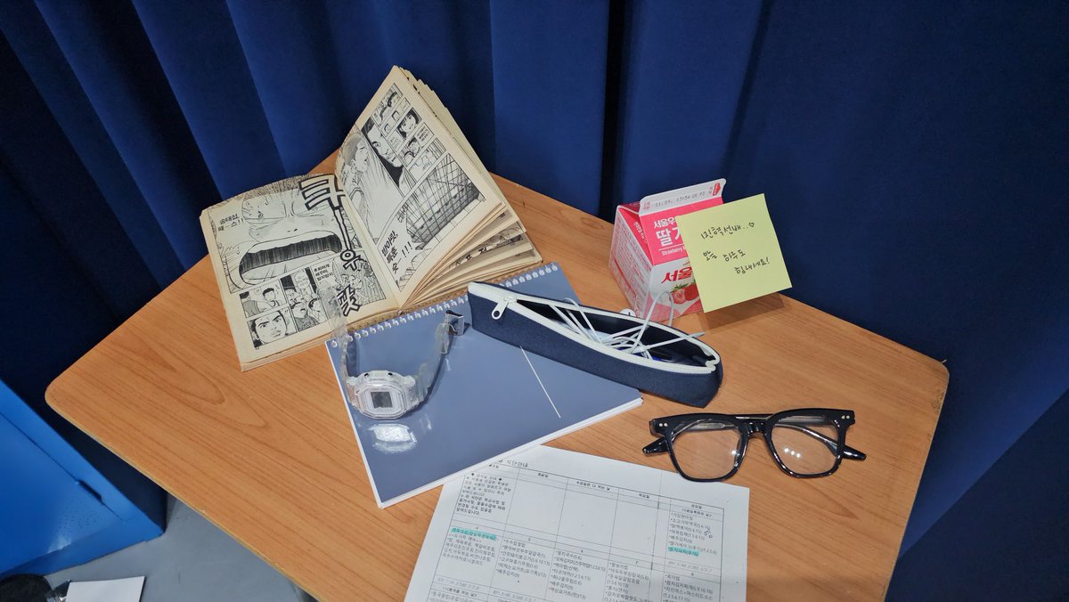 📍카페 버퍼링 / 初恋 
#허락없이졸업금지
여긴 주문및 특전받는곳과 디피및 전시존의 위치가 굉장히 넓고 컨셉도 좋았던..🥹
선배 졸업하지마요ㅠㅠ 두번째 단추 얻어보고자 도장판미션도 열심히해봤는데 2일에 방문을안했어서+친구들이 기다리고있느라 급해서 단추얻기는 실패ㅠ