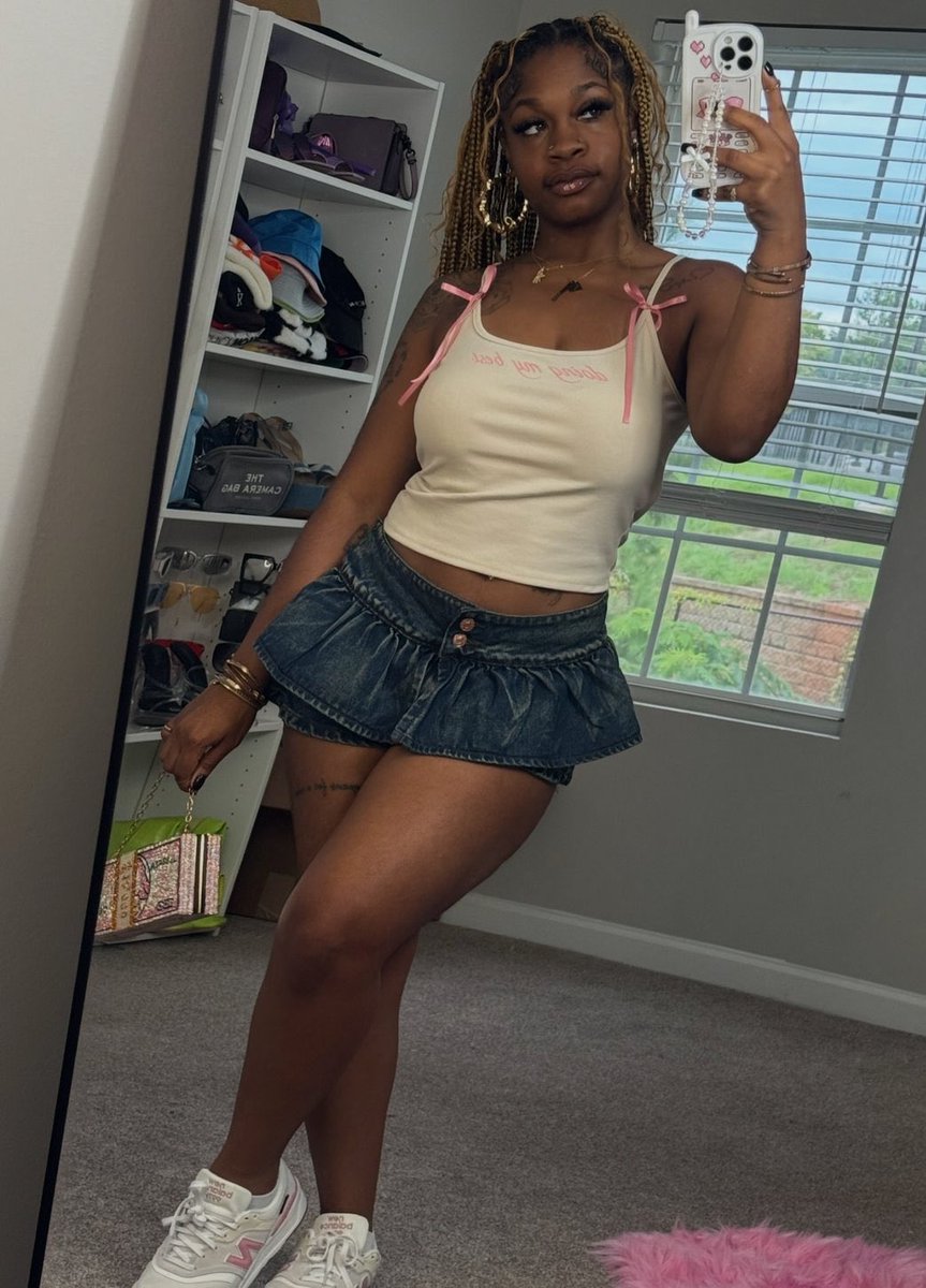 C24244Candi's tweet photo. Am here any single guys https://t.co/ahJ0eJDxBQ
