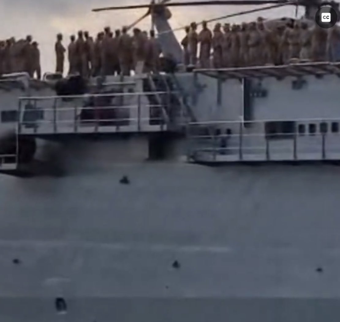 El buque Galicia de la Armada llega al puerto de Valencia con 104 Infantes de Marina listos para ayudar, camiones con comida, agua, material de apoyo y dos helicópteros SH-60F