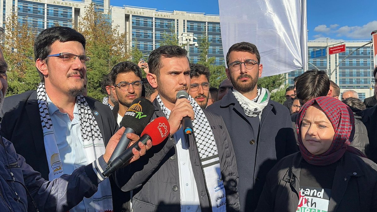 AGDSalihTURHAN's tweet photo. Ülkemizin yüz akı, ümmetin umudu gençlerimiz siyonizme karşı verdikleri mücadelede adli kontrol şartıyla serbest bırakıldılar.

Siyonistlerle tüm ticari ilişkiler son bulana kadar, siyonizm bölgemizden söküp atılana kadar limanlarda eylemlerimiz devam edecek!

#LimanlarGözaltında https://t.co/1FnDdrOYLl