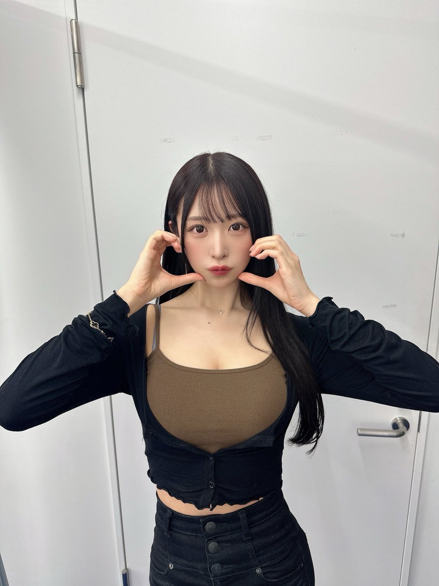 naomi_majima's tweet photo. 今日は #ゼロイチTV 公開収録ありがとうございました♡❤️
アーカイブはこちらから💁🏻
https://t.co/o8Q77RaIb6
芸術の秋🎨お絵かき対決に川柳対決
スポーツの秋🏃‍♀️ビリビリ足踏み&腹筋チャレンジ
などコーナーも盛りだくさんであっという間に終わっちゃいましたね😳楽しかった！！けれどなんだかんだどっと疲れました🤣😖笑

その後のチェキ特典会でも沢山の方と会えてお話しができて嬉しかったです💓🥰撮影会以外でお話しできる機会がなかなかないので短い時間でも会ってお話しができると凄く嬉しいです(υ´•̥̥̥ ﻌ •̥̥̥`υ)もしよかったら名前と顔を早く覚えたいのでチェキDMで送ってくれたら嬉しいです！それかまた○○で会った○○です!って教えてくれたら助かります😌覚えたい！
また年内お会いできるイベントあるといいなぁ🌷ご来場ありがとうございました✨✨
