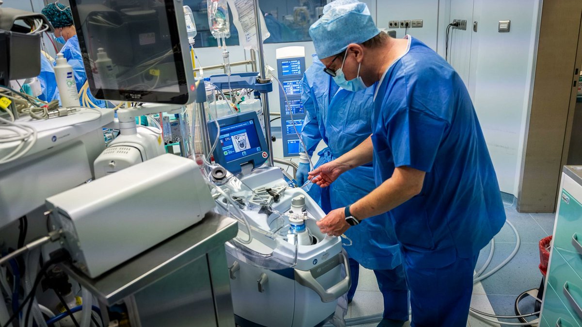 Nasi specjaliści korzystają z zaawansowanego urządzenia #cellsaver. Dzięki tej technologii możliwe jest przetaczanie choremu jego własnej #krew. Procedura znacznie zmniejsza ryzyko powikłań i poprawia bezpieczeństwo #pacjenci. Więcej👉tiny.pl/dkdpsdsz