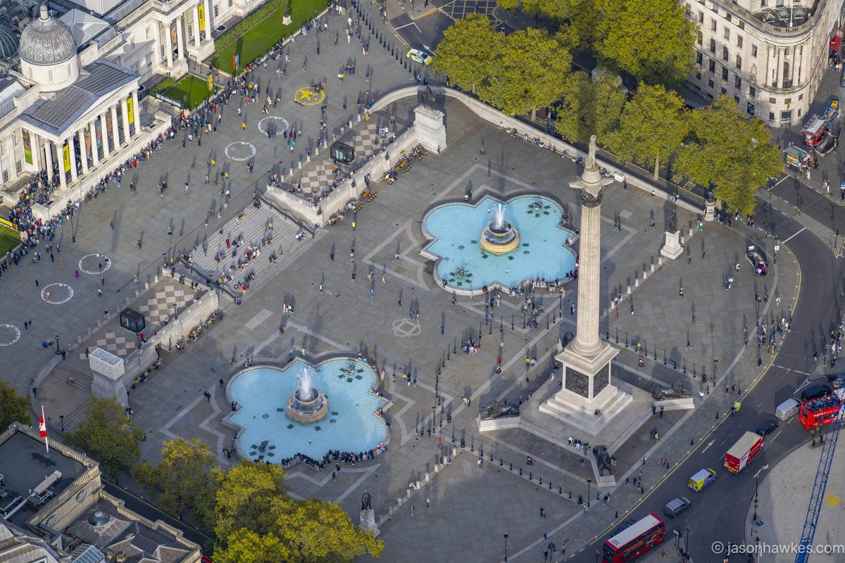 jasonhawkesphot's tweet photo. View down onto #TrafalgarSquare, #NelsonsColumn and the @NationalGallery , #London #aerialviews https://t.co/lqwBV2ZcQI https://t.co/jlts04qfWh