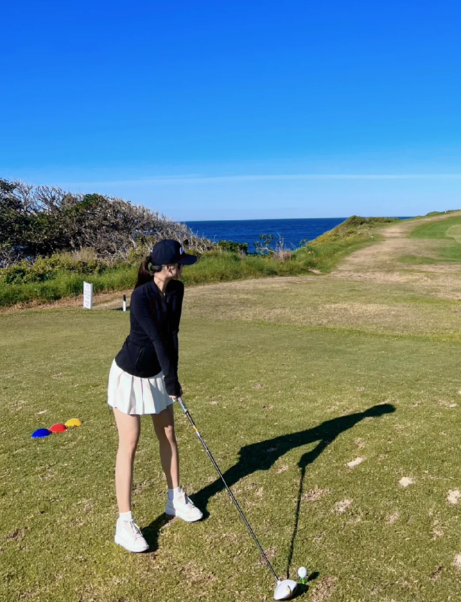 I have been playing on the driving range for a long time and finally decided to find a place to play. I found a golf course by the sea. It is really beautiful with the sea on one side and the lawn on the other. Playing golf is also a kind of enjoyment.😀😀👋