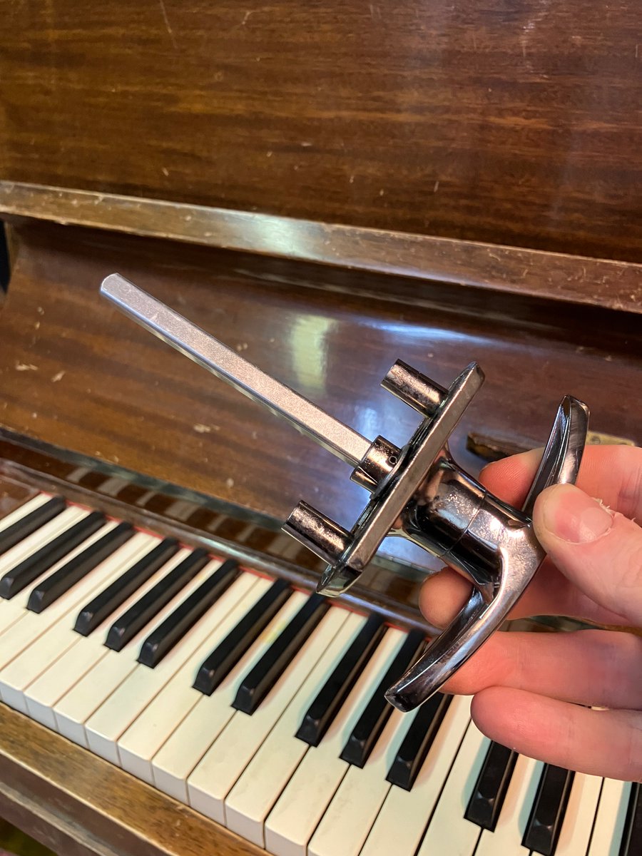 Lenti í smá óhappi í dag og þarf að redda þessu. Hvernig stytti ég svona málmstaut um sirka 4cm? Hvað nota ég?